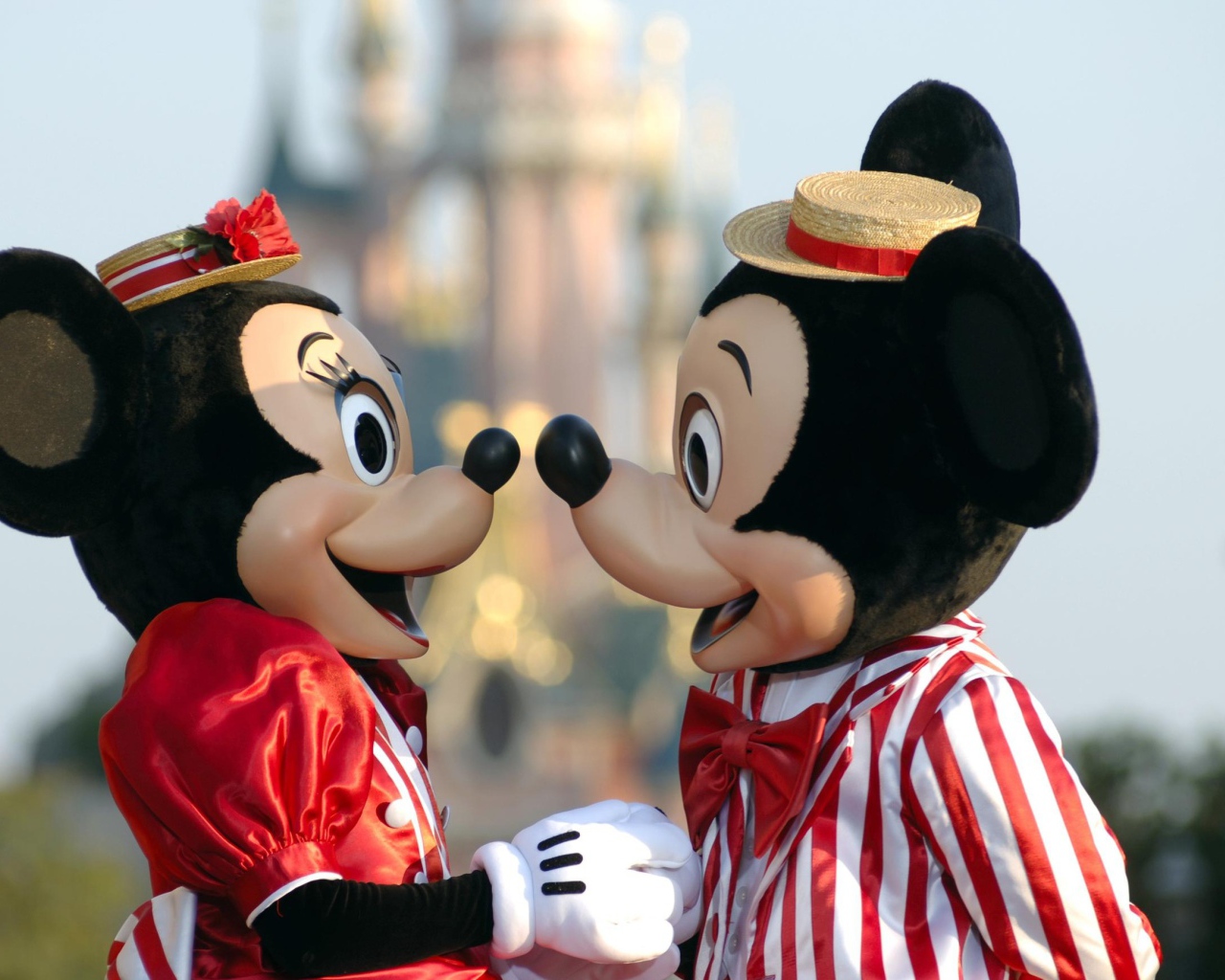 Микки и Мини в Диснейленде, Франция