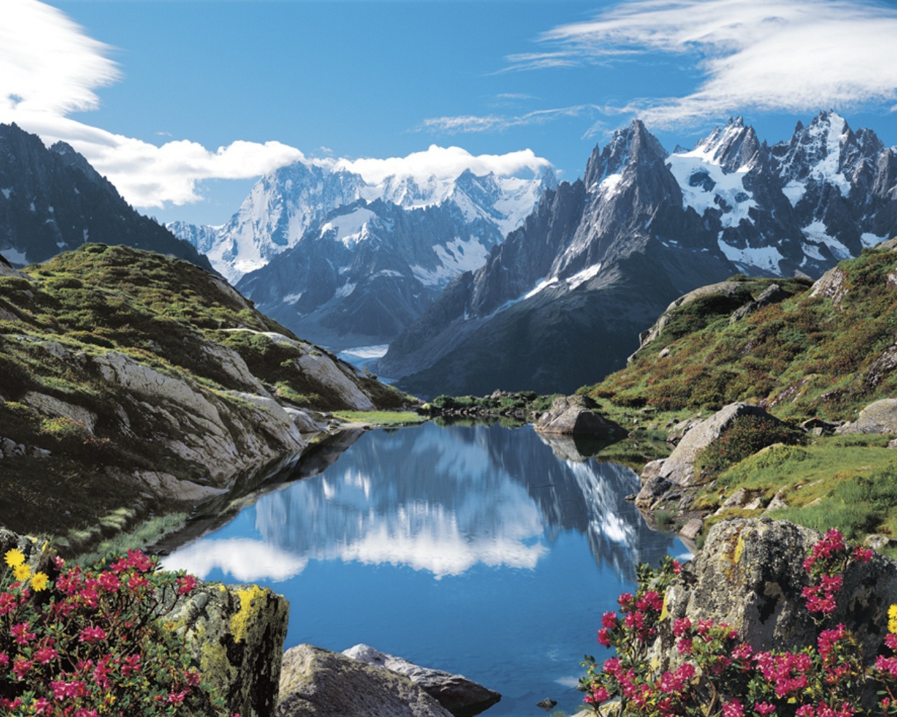 Горное озеро на курорте Шамони, Франция