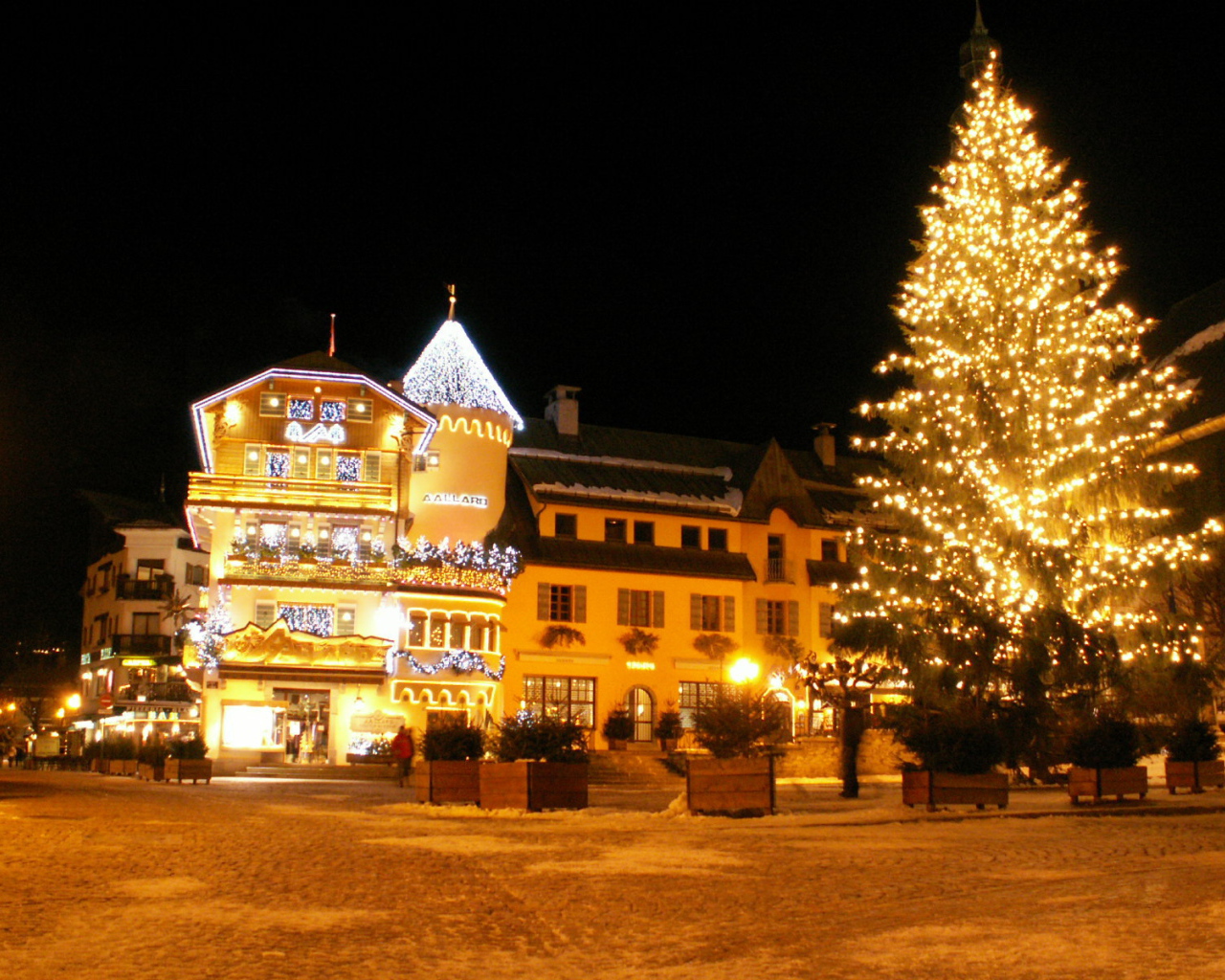 Ночное сияние на горнолыжном курорте Межев, Франция