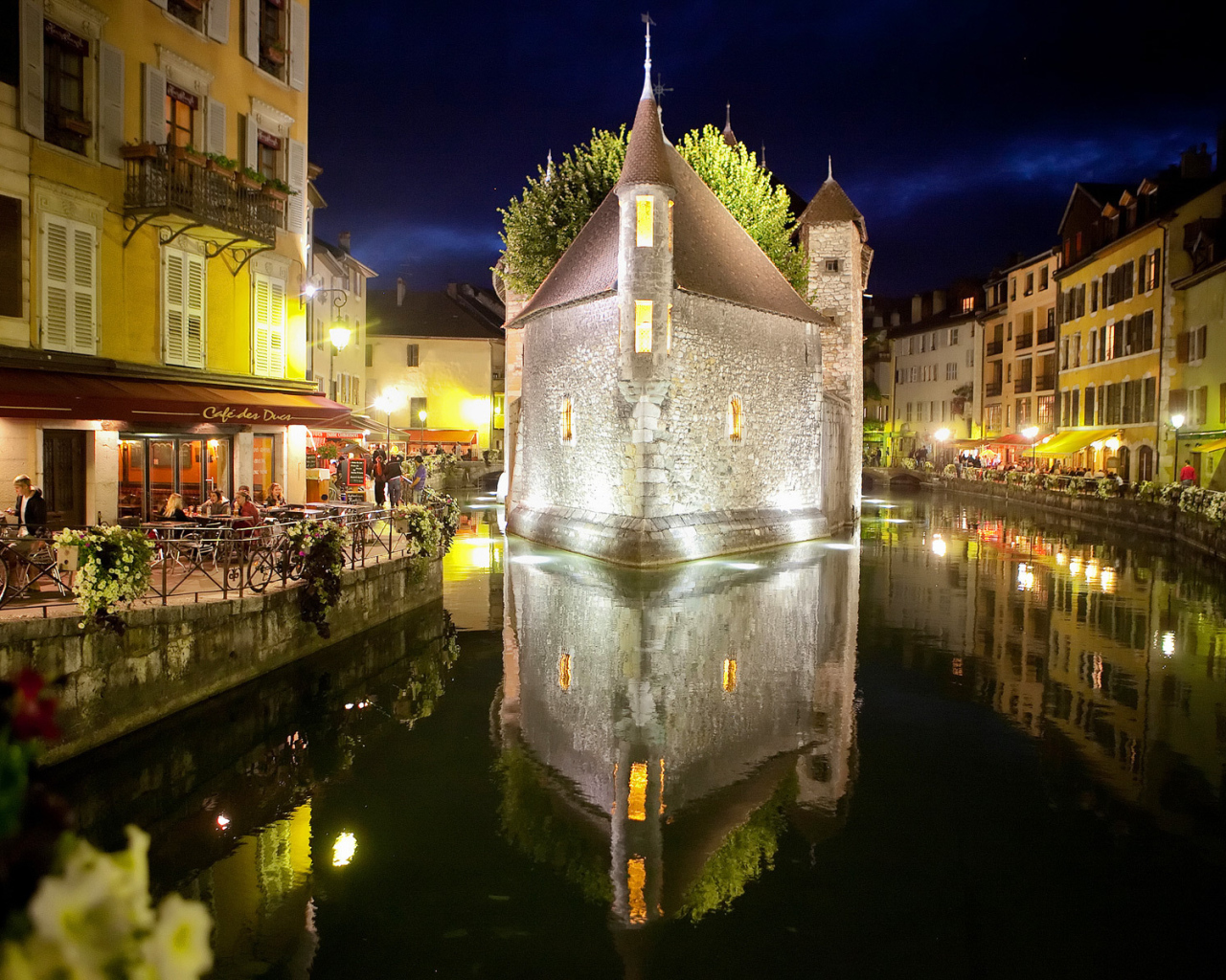 Ночные огни в городе Аннеси, Франция