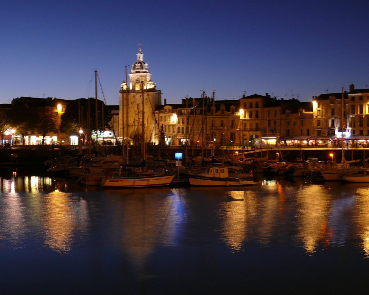 Ночные огни в городе Марсель, Франция