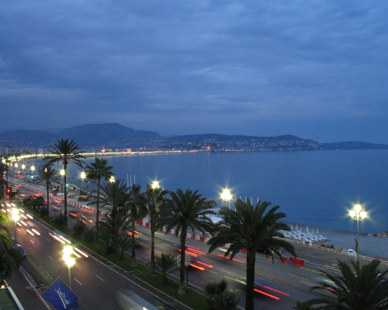 Ночные огни в городе Ницца, Франция