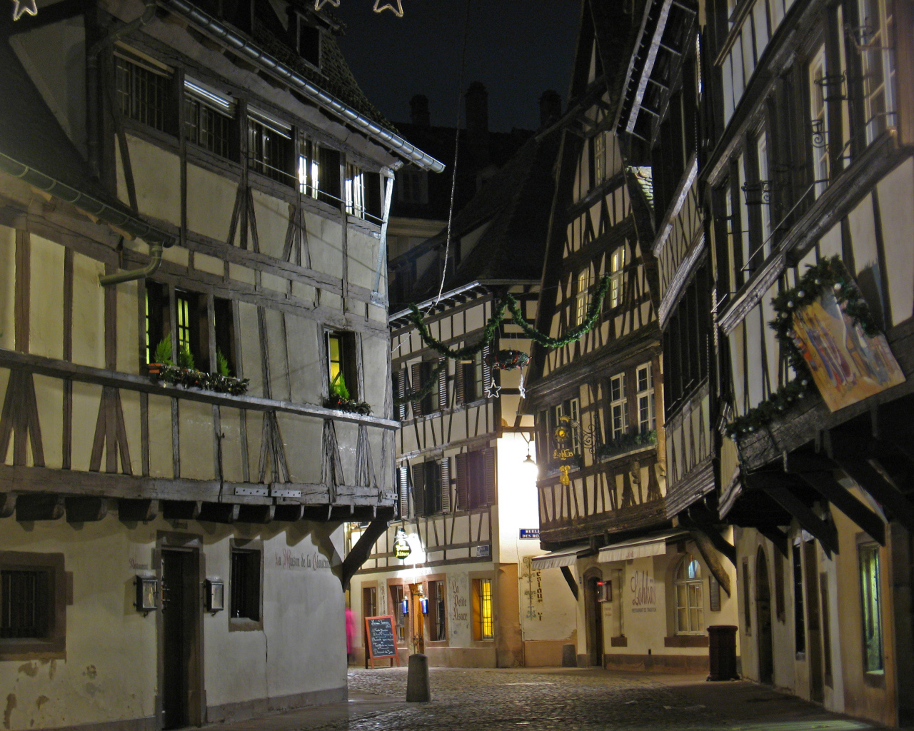 Ночная улица в городе Страсбург, Франция