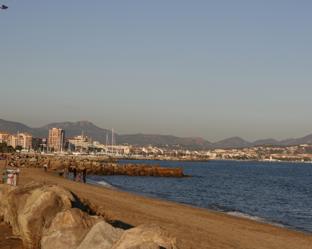 Морское побережье на курорте Порт Де Фрежюс, Франция