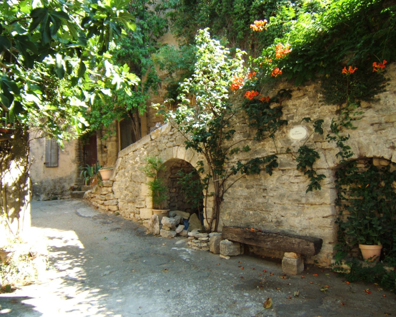 Старинная улочка в Провансе, Франция