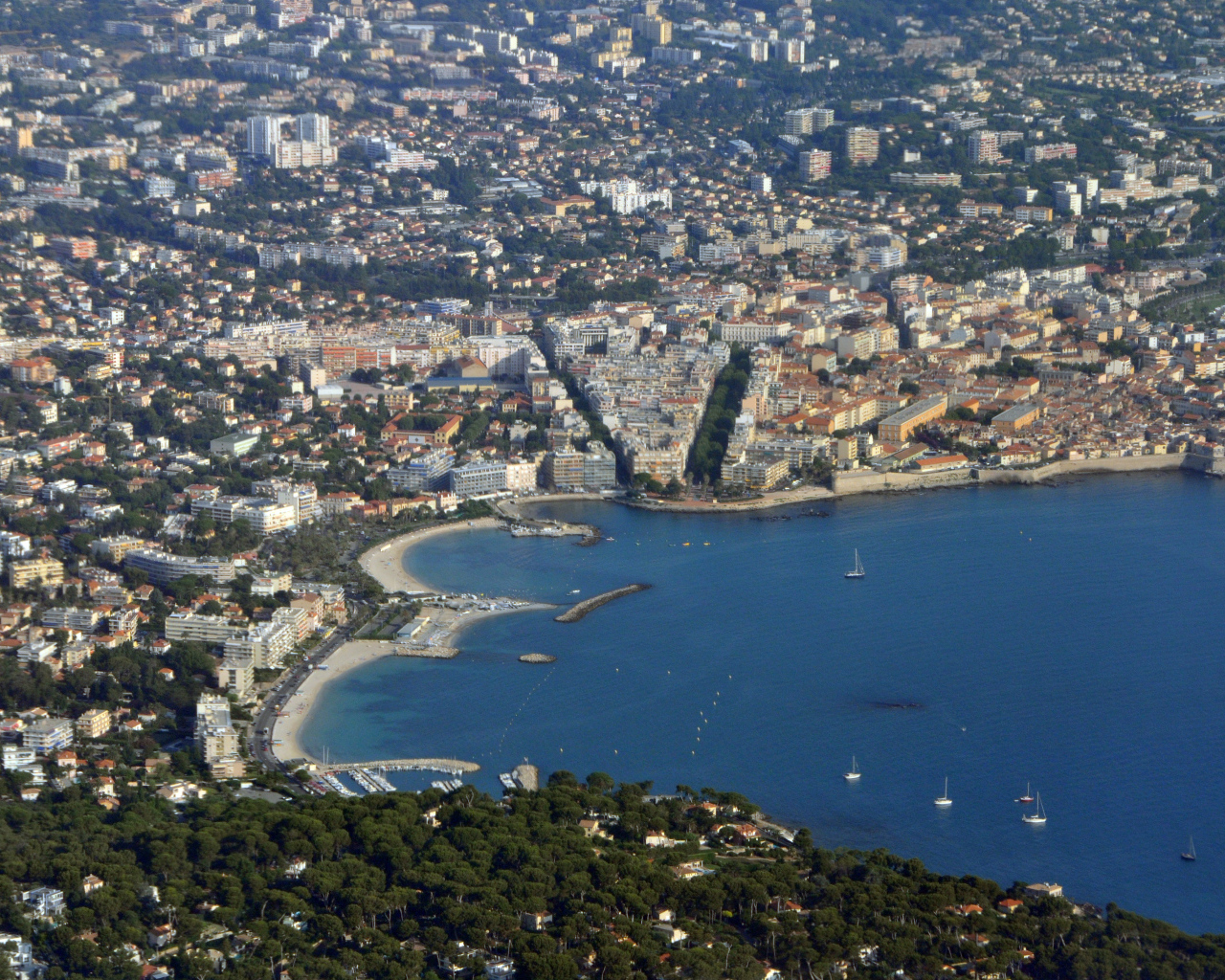 Панорама города на курорте Антибы, Франция