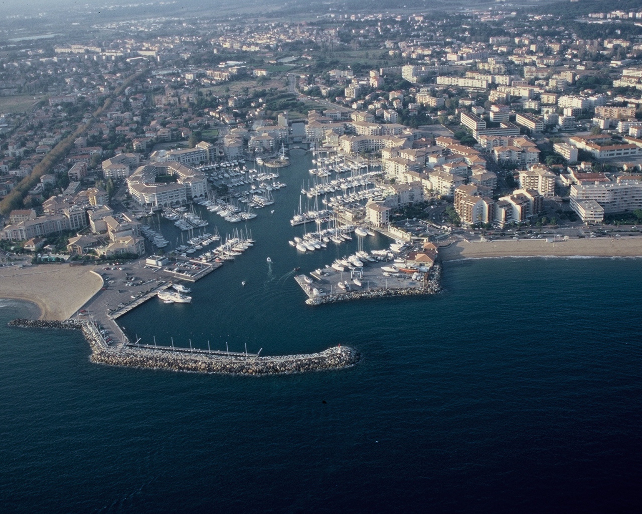 Панорама города на курорте Порт Де Фрежюс, Франция