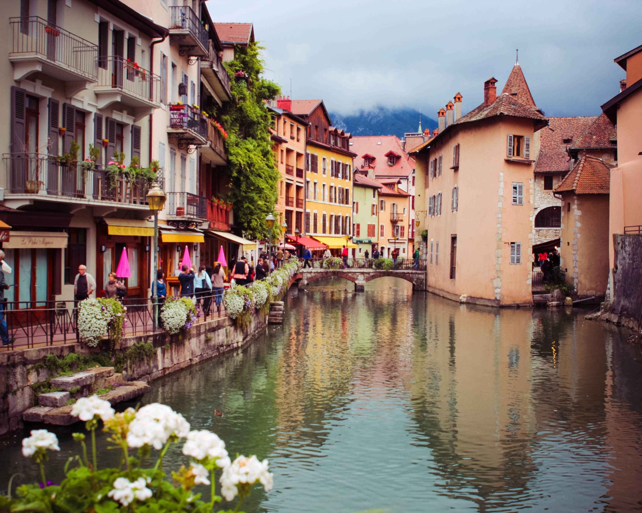 Живописный канал в городе Аннеси, Франция