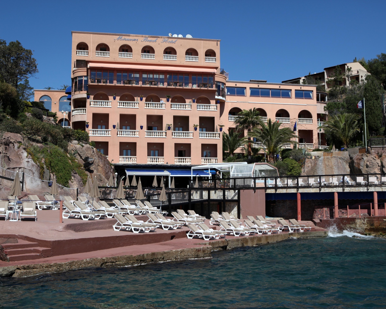 Розовый отель на курорте Мирамар Круести, Франция