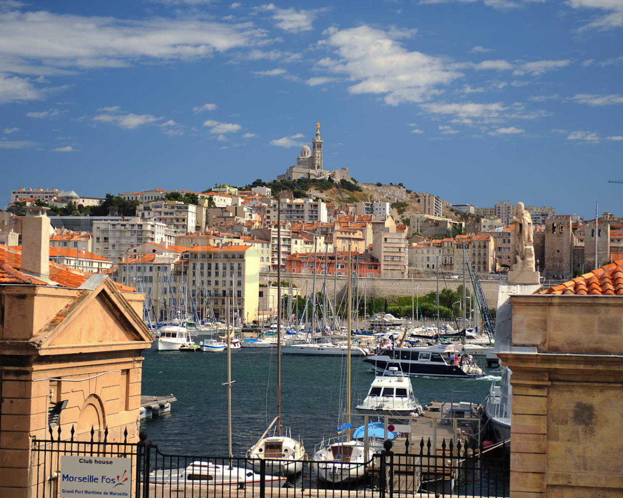 Порт на фоне холма в городе Марсель, Франция