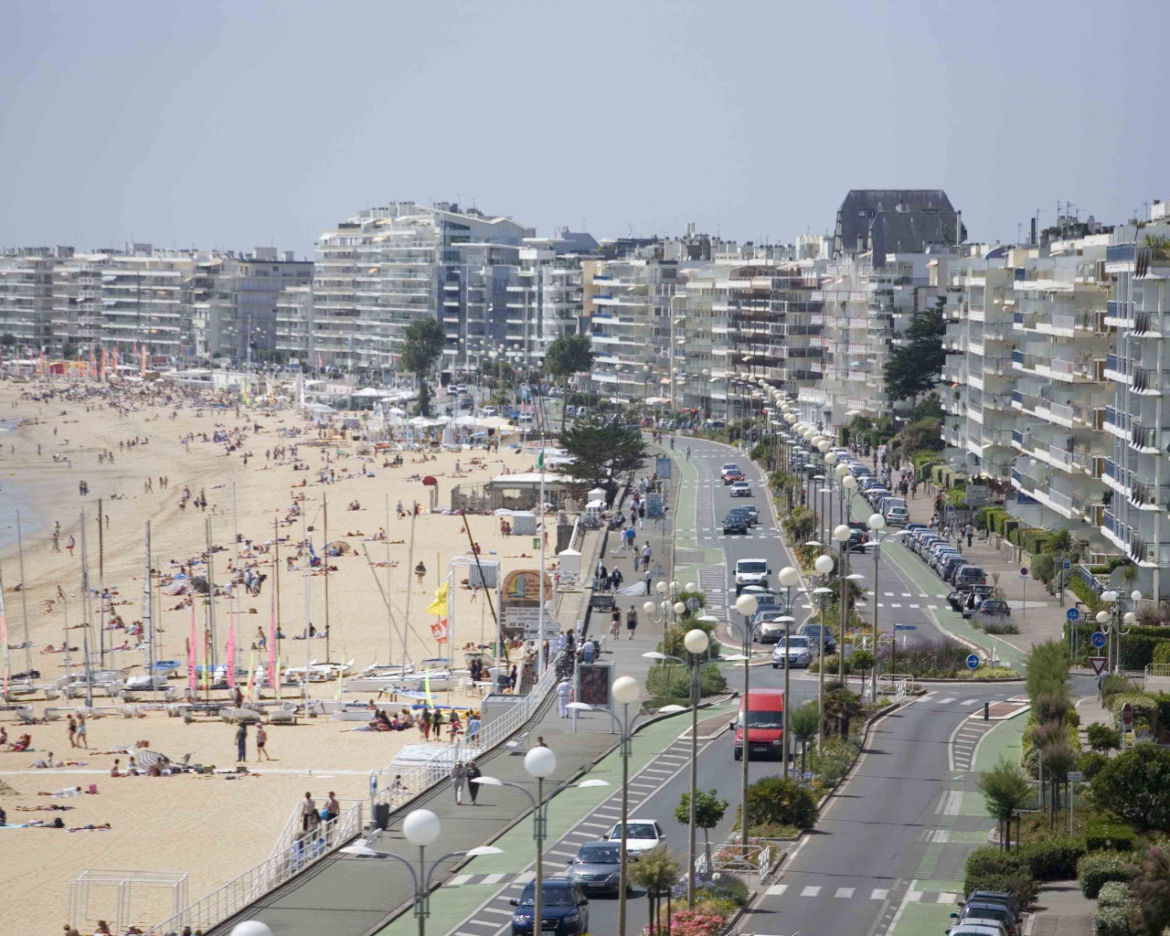 Набережная на курорте Ла Боль, Франция