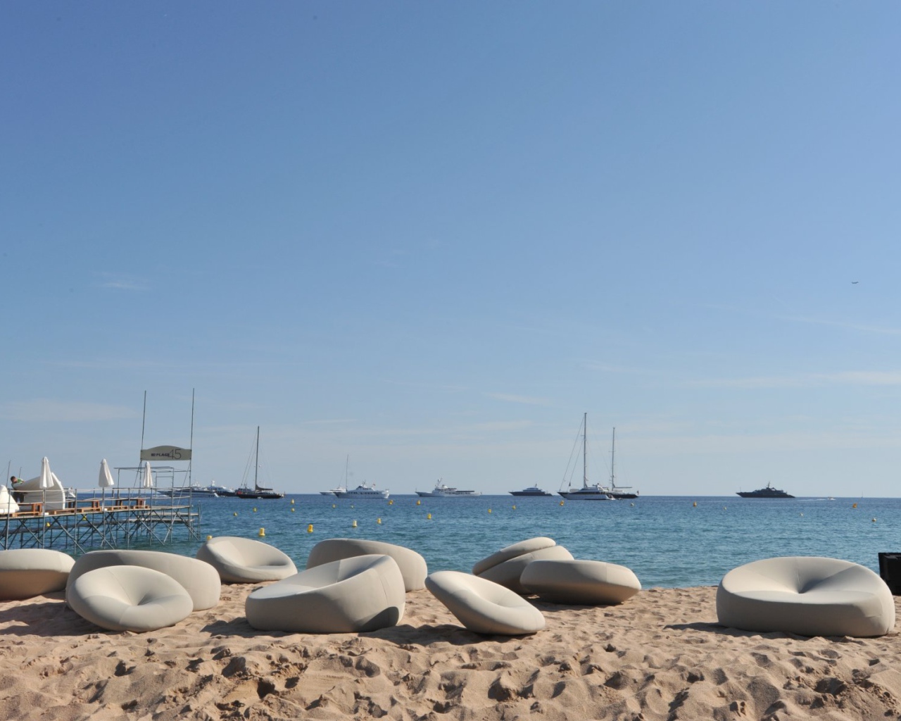 Отдых на пляже в Каннах, Франция