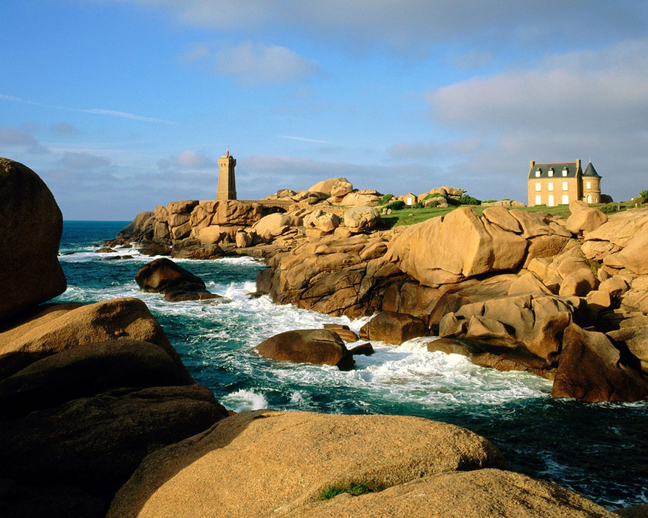 Скалы у берега в Бретань, Франция