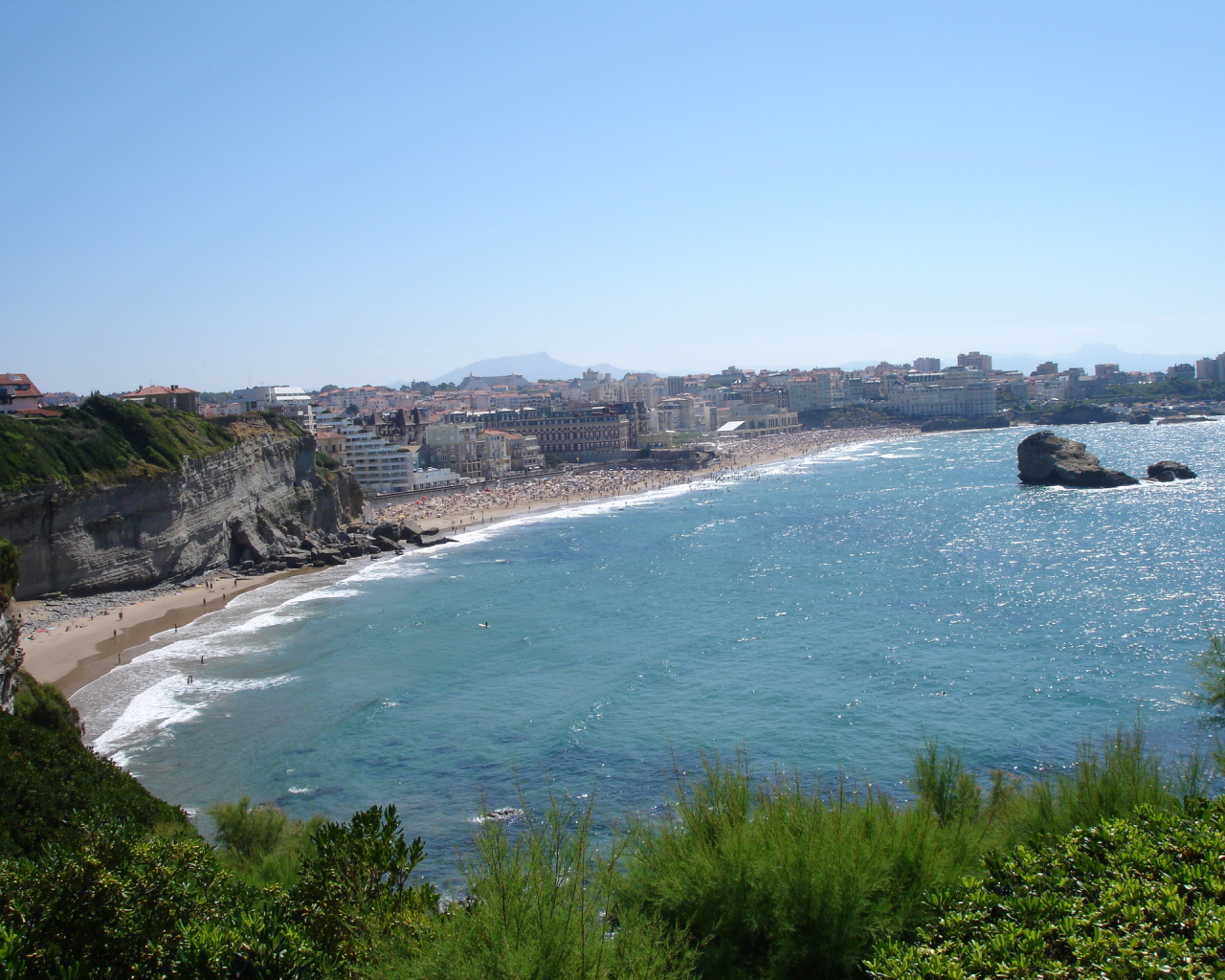 Скалы у берега на курорте Биарриц, Франция