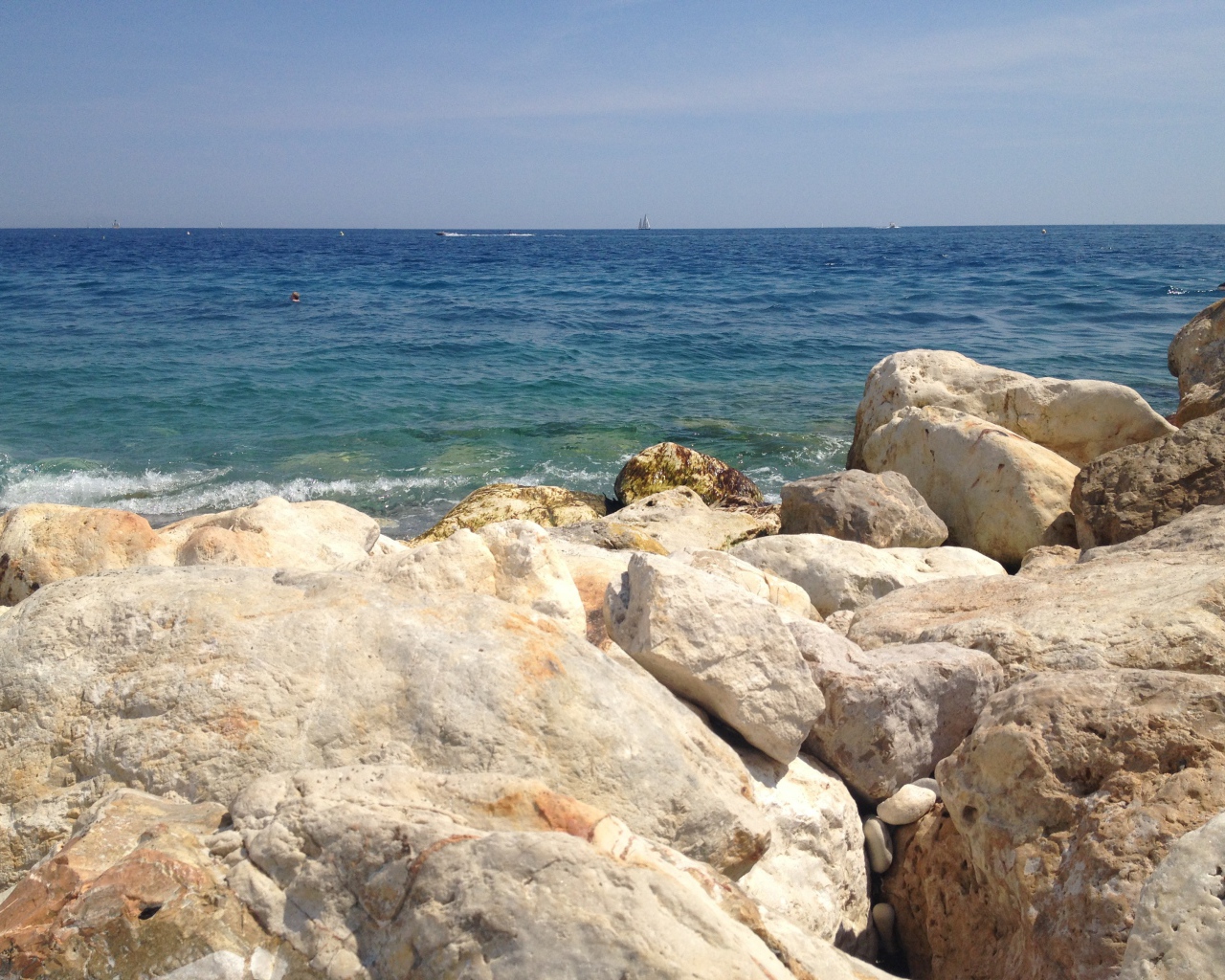 Каменистый берег в городе Ницца, Франция