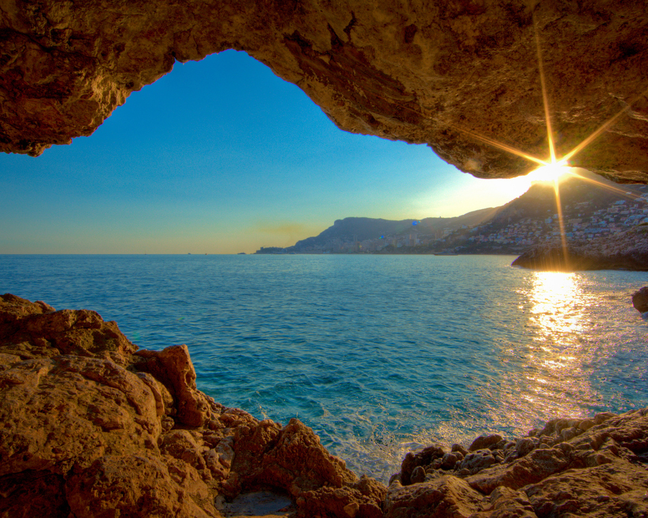 Скалистый берег на Лазурном берегу, Франция