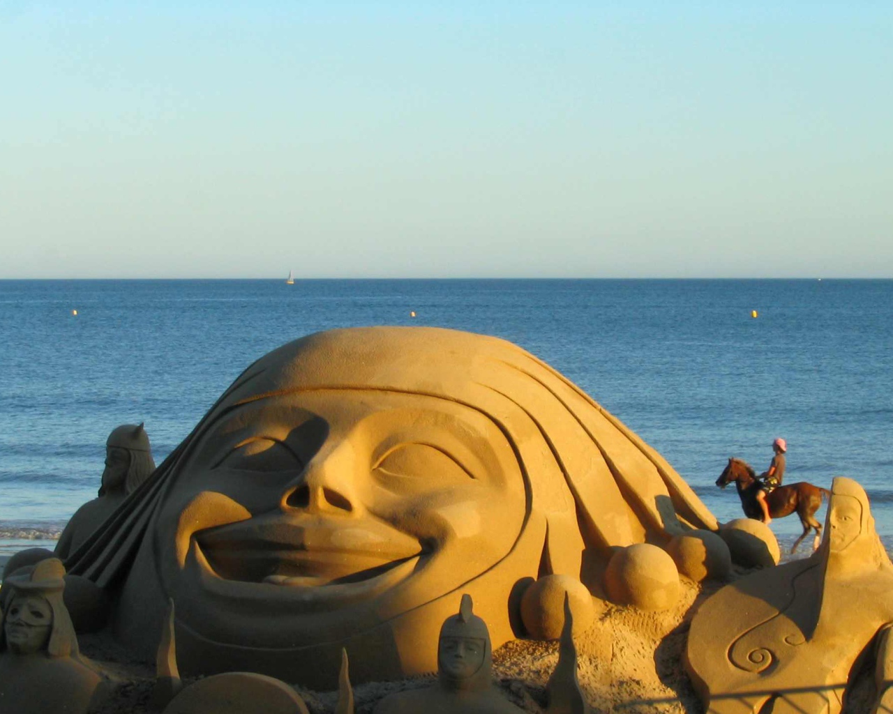 Песчаная скульптура на курорте Ла Боль, Франция