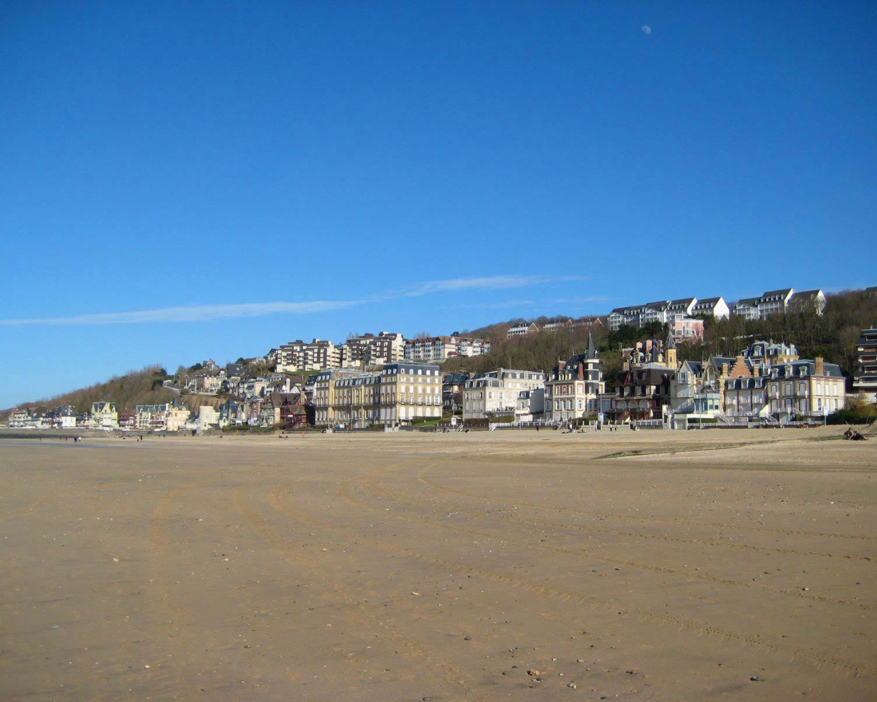 Песчаный пляж на курорте Довиль, Франция