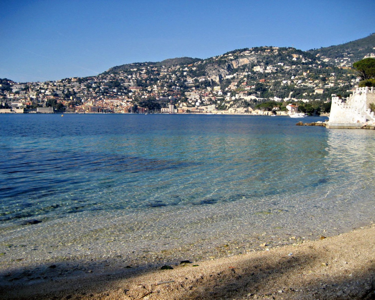 Морской залив на курорте Сен-Жан-Кап-Ферра, Франция