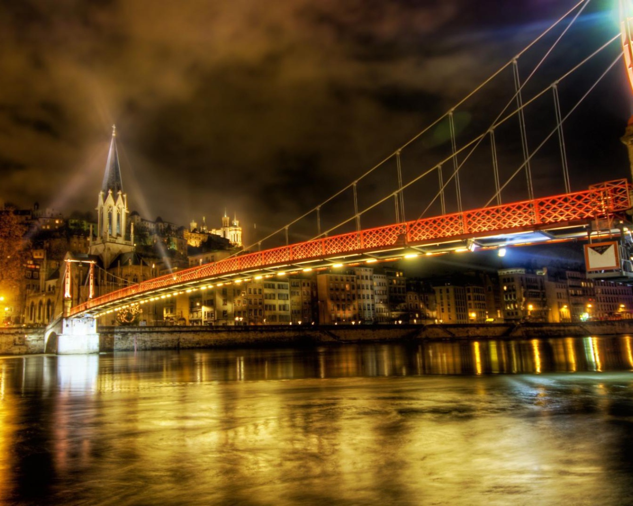 Сияющий мост в городе Лион, Франция