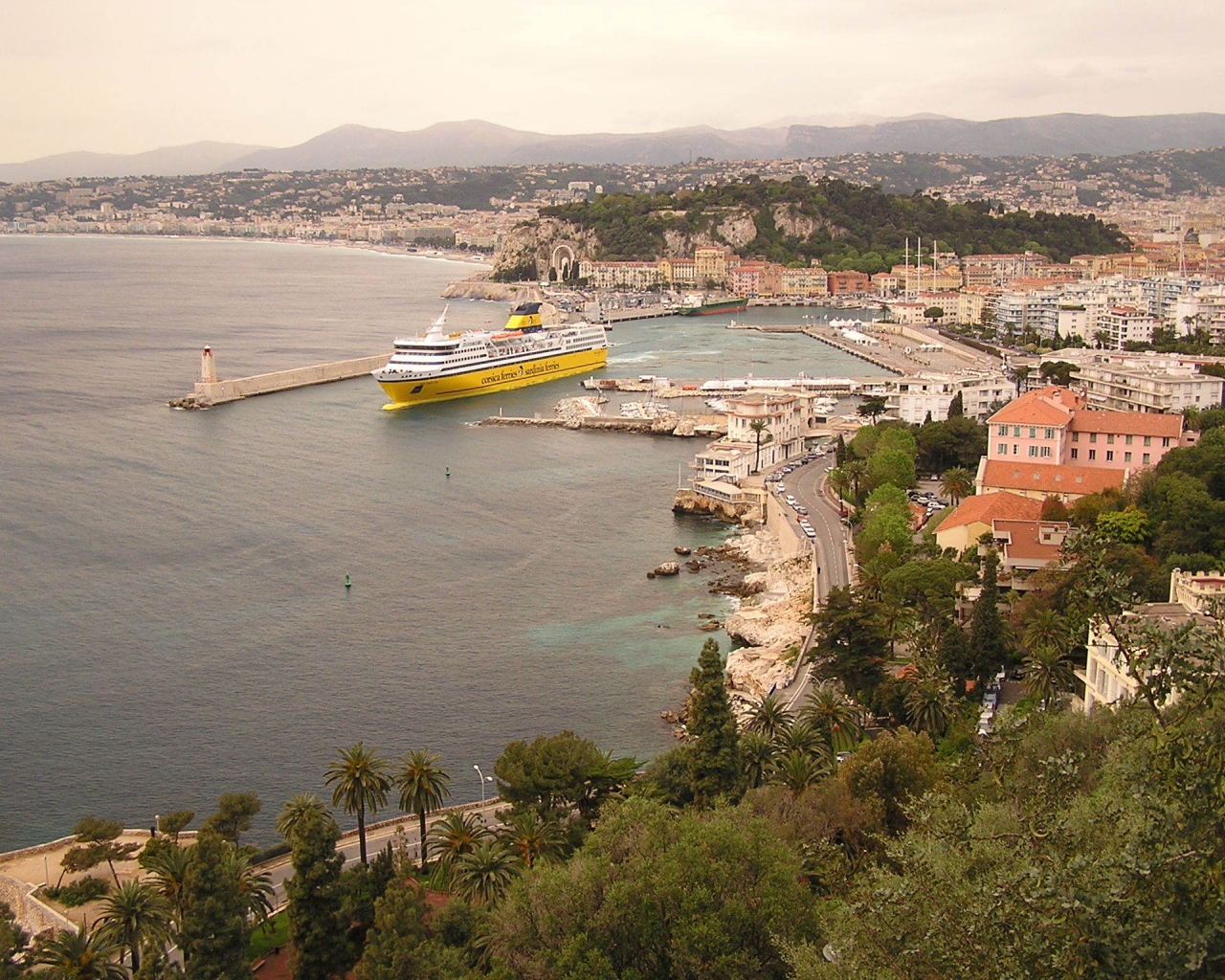 Лайнер в порту в городе Ницца, Франция