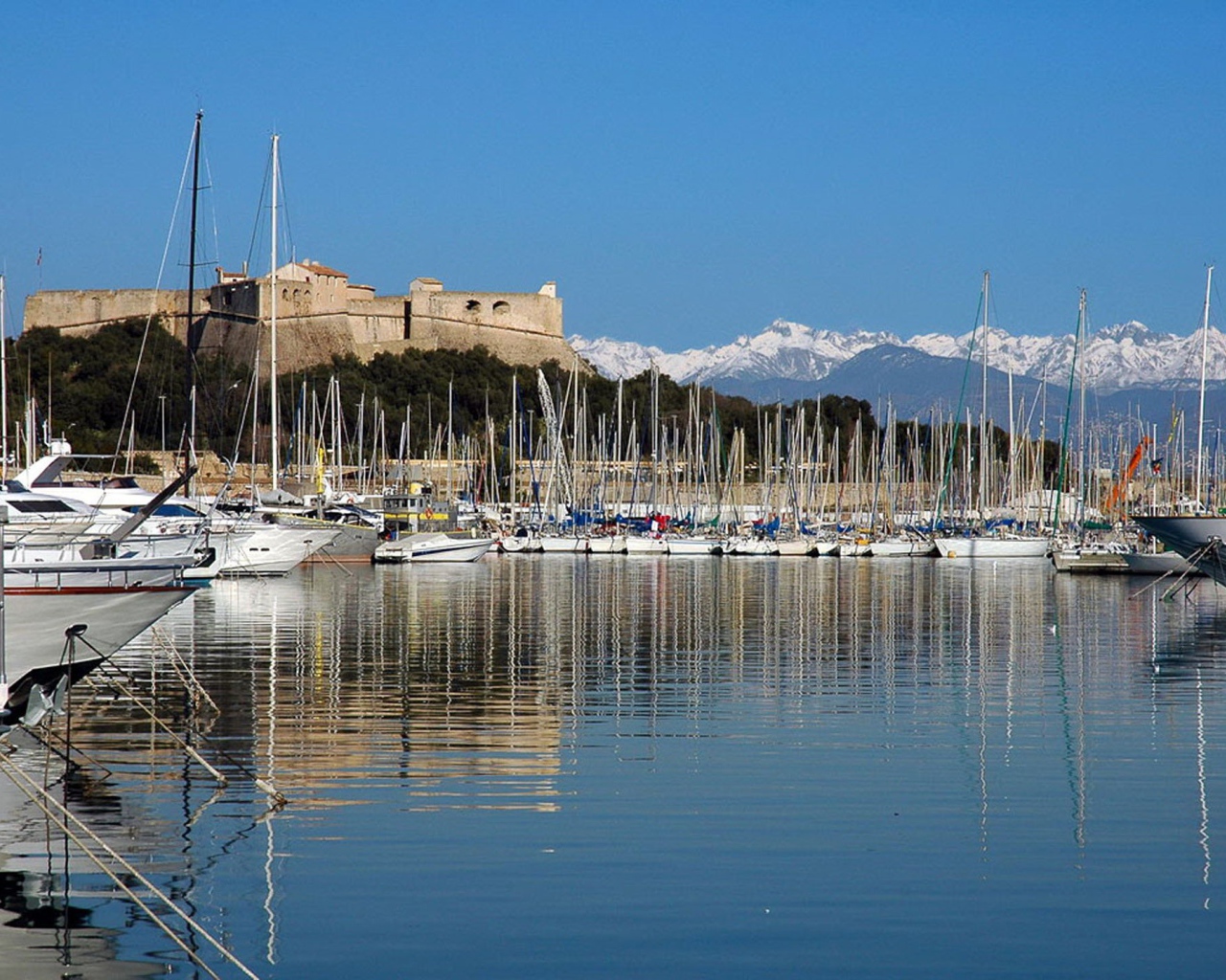 Корабли у набережной на курорте Антибы, Франция