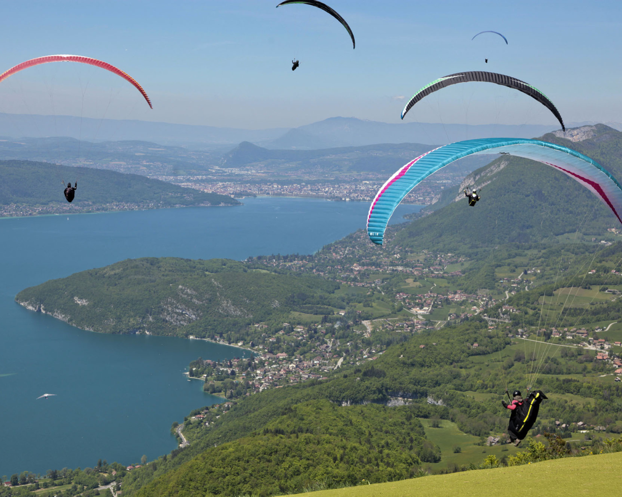 Парашютисты в городе Аннеси, Франция