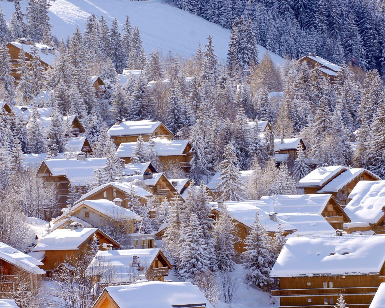 Заснеженные дома на горнолыжном курорте Мерибель, Франция
