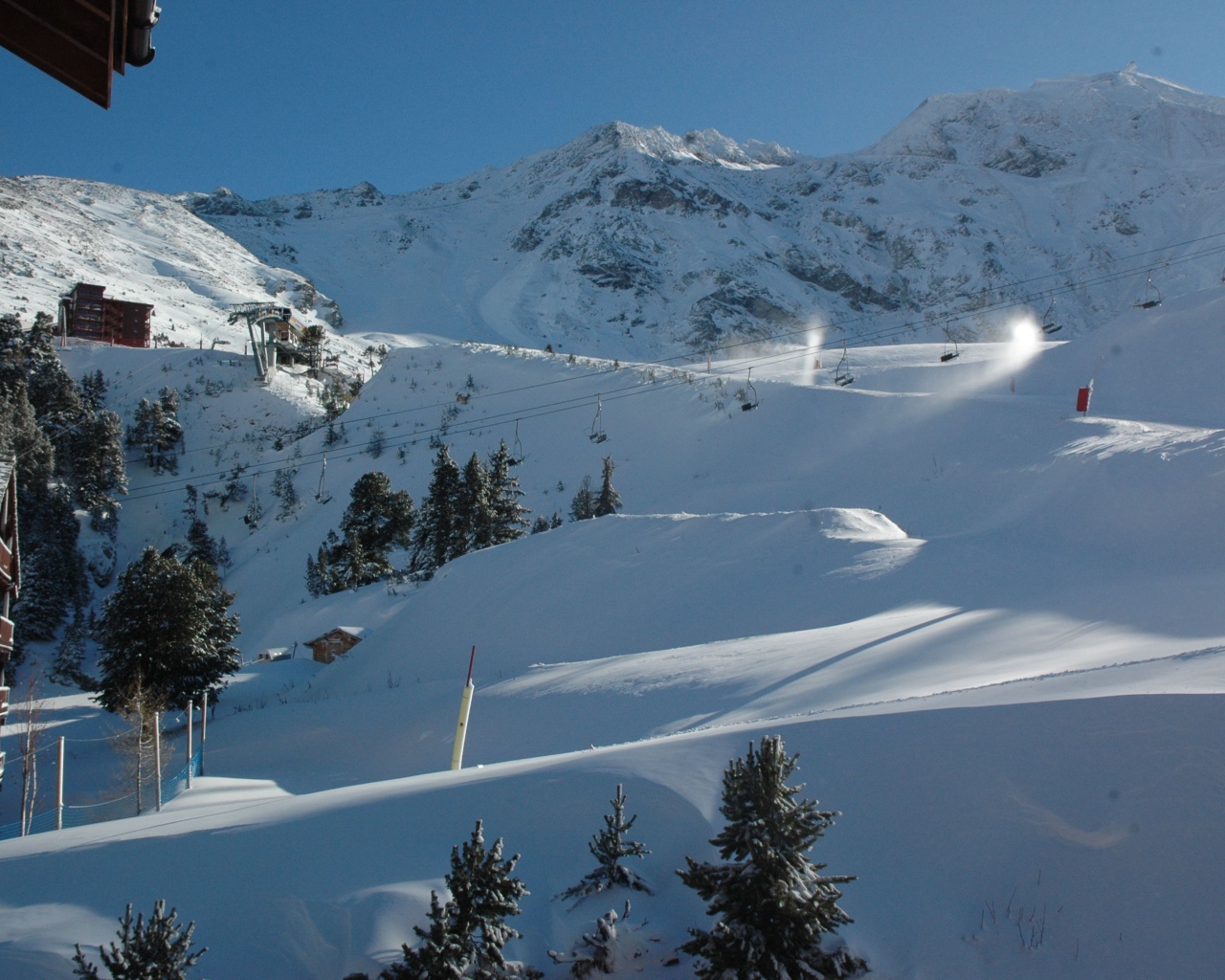 Заснеженные склоны на горнолыжном курорте Лез Арк, Франция