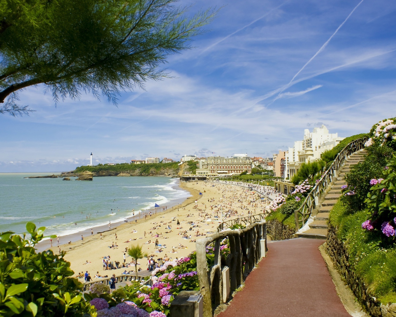 Лестница на пляж на курорте Биарриц, Франция