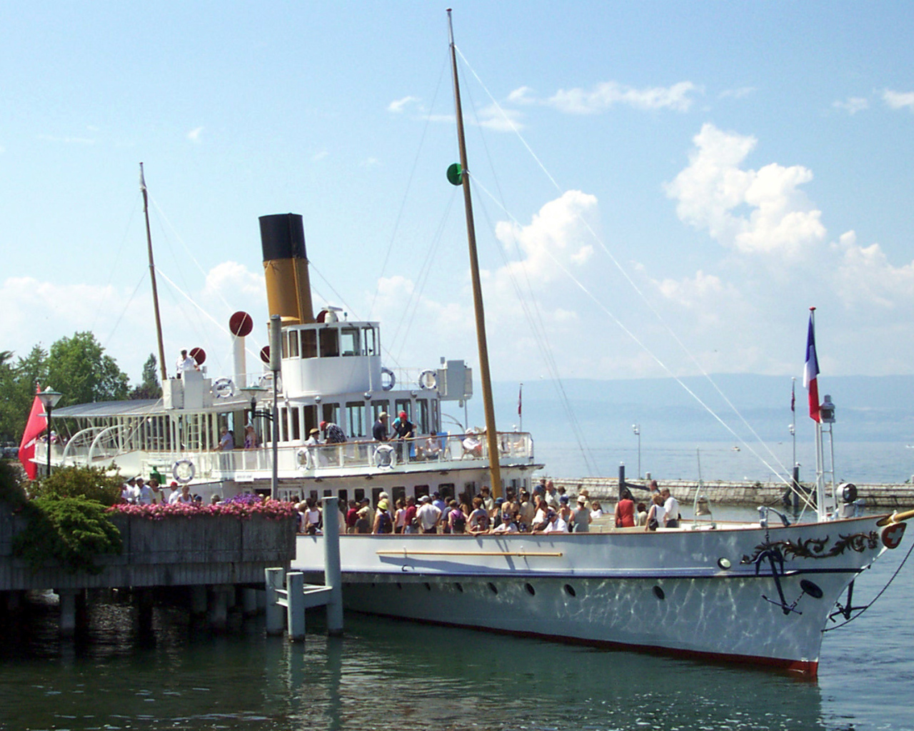 Пароход у пристани на курорте Эвиан, Франция