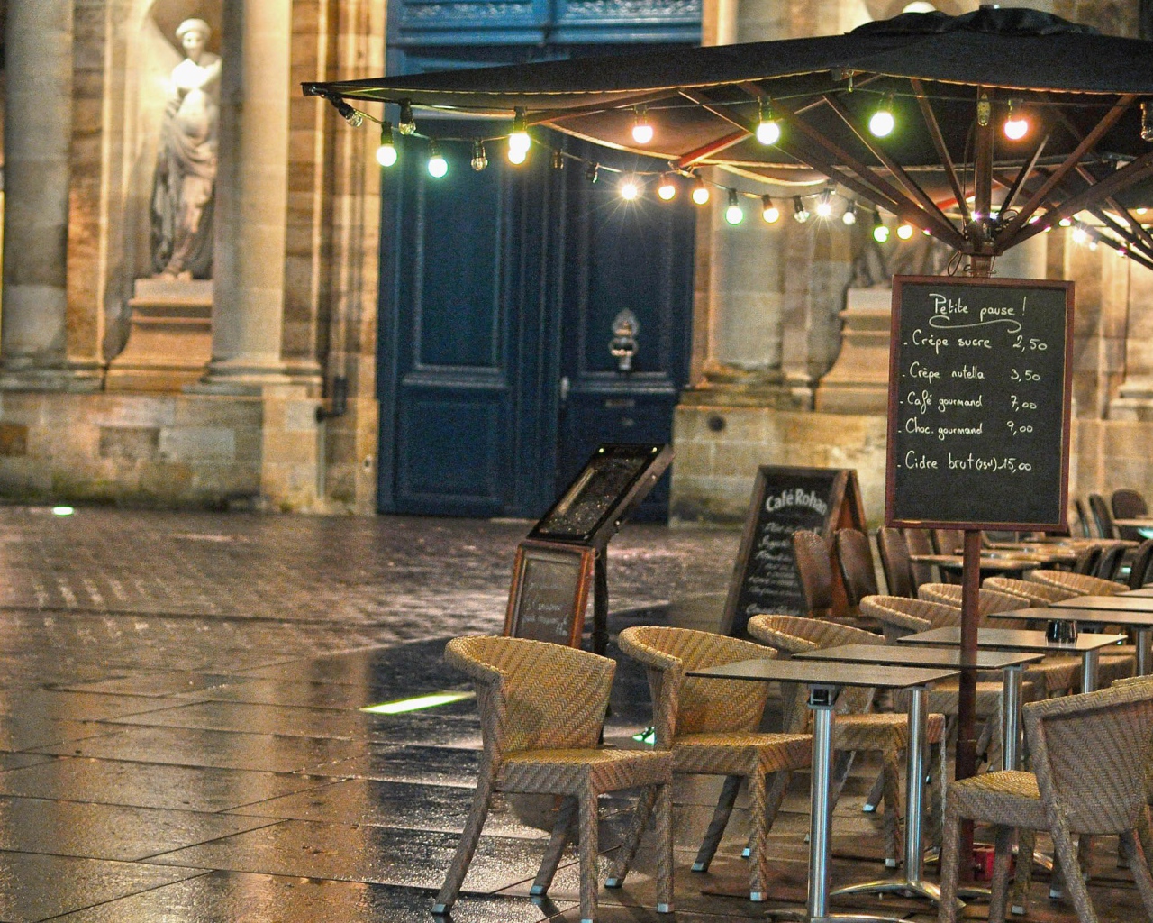 Уличное кафе в Бордо, Франция