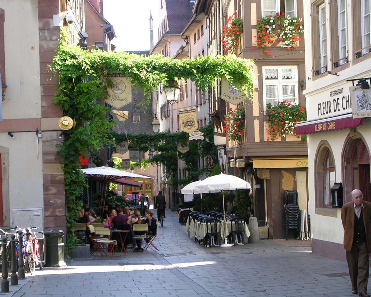 Уличное кафе в городе Страсбург, Франция