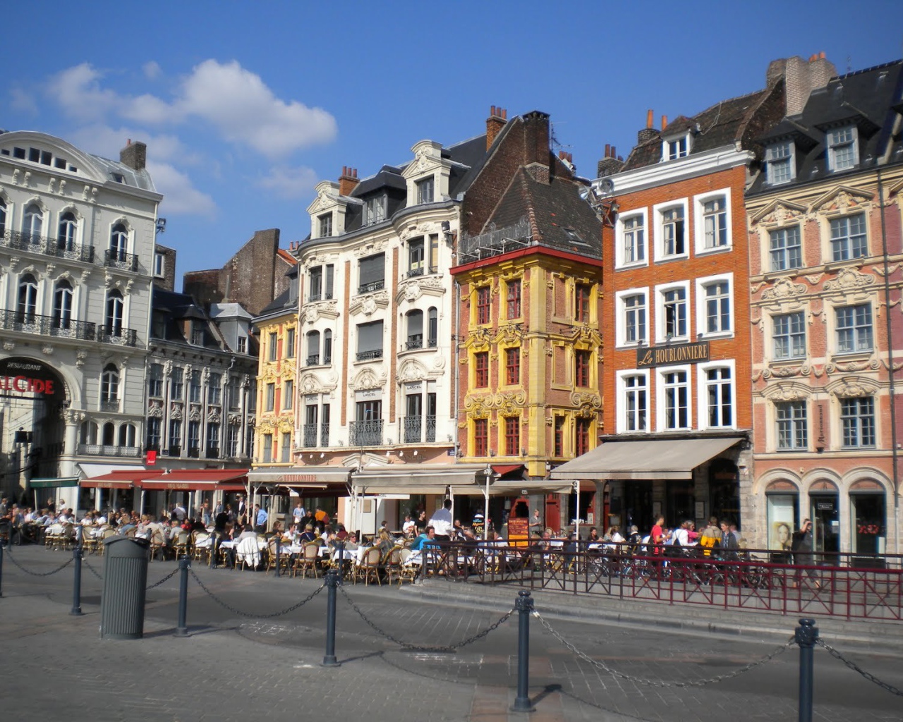 Уличное кафе в городе Лилль, Франция