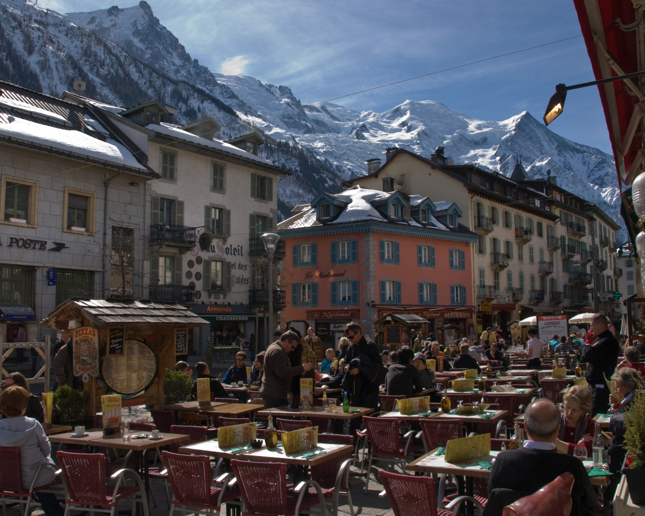 Уличное кафе на горнолыжном курорте Межев, Франция