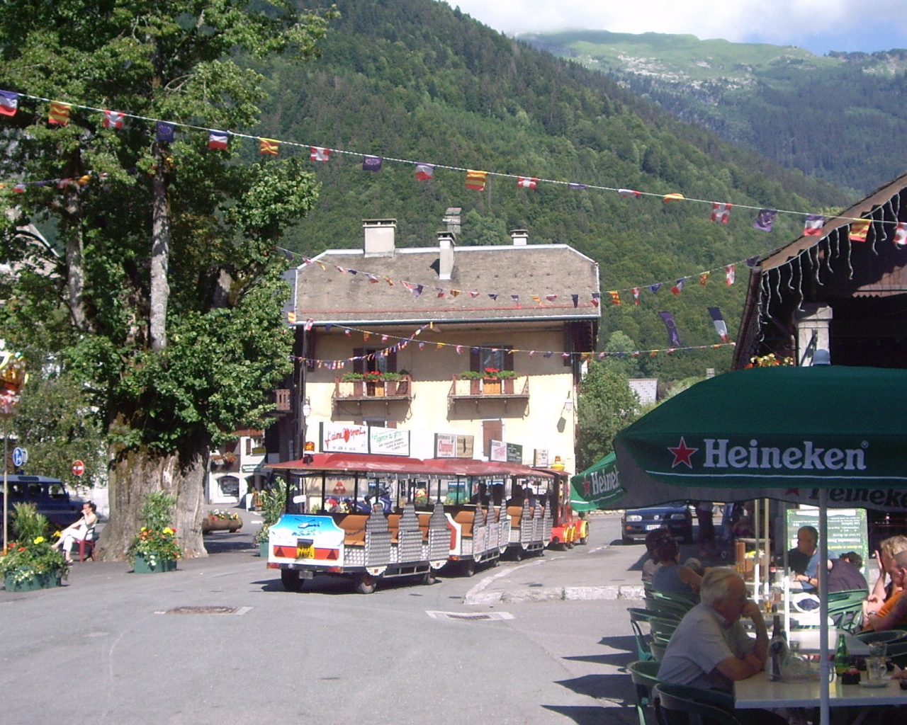 Уличное кафе на горнолыжном курорте Самоен, Франция