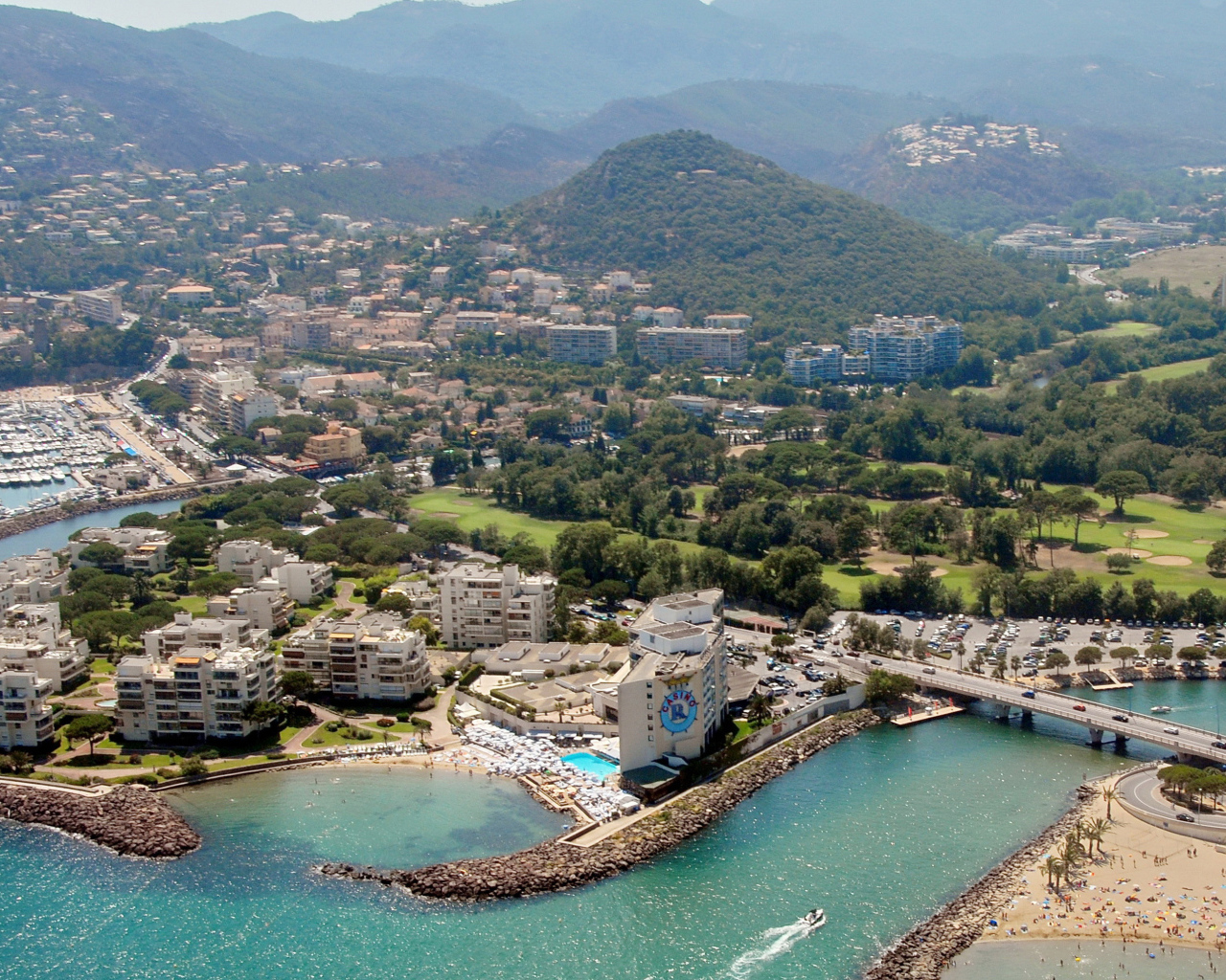 Летний отдых на курорте Манделье ля Напуль, Франция