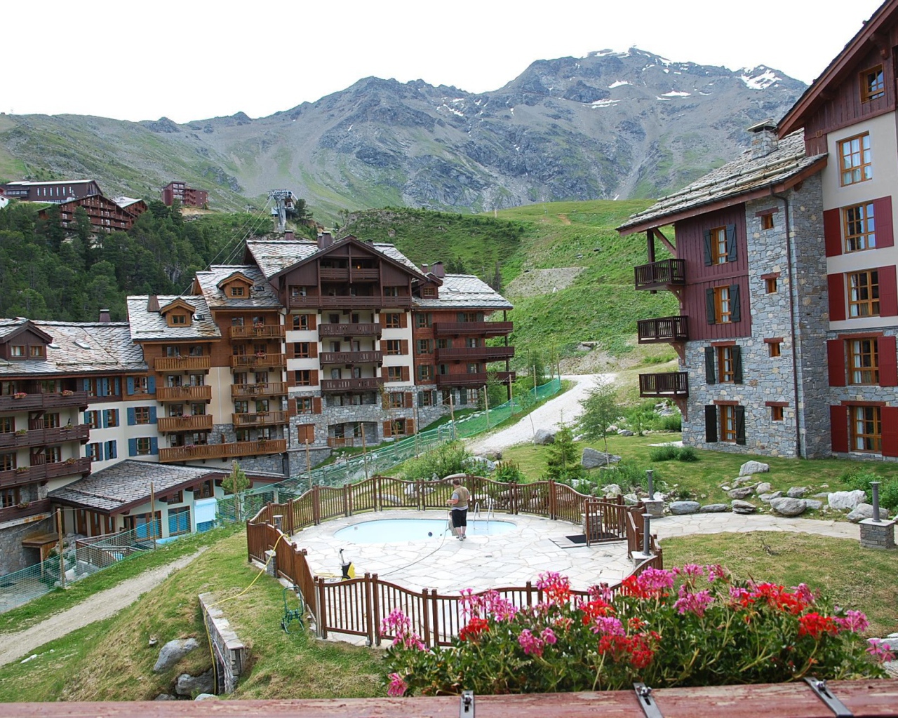 Летний пейзаж на горнолыжном курорте Лез Арк, Франция