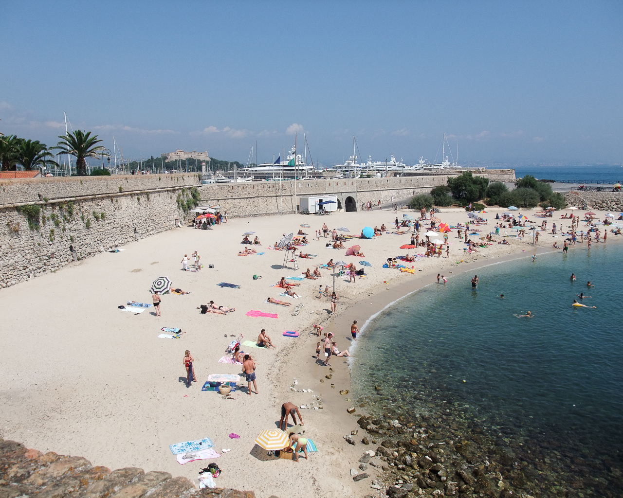 Летний отдых на пляже на курорте Антибы, Франция