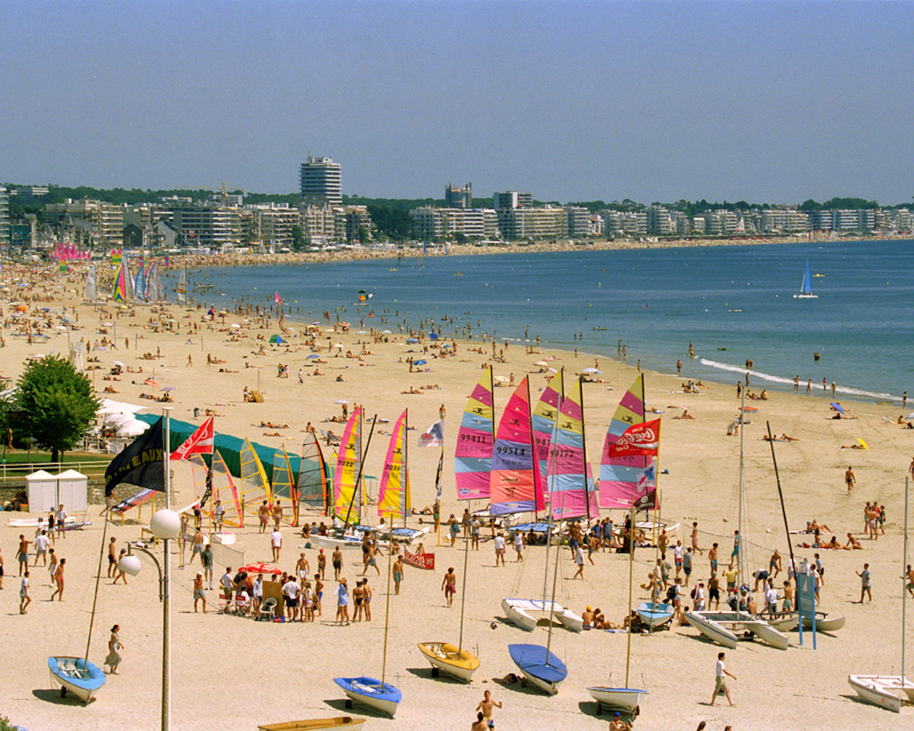 Летний отдых на пляже на курорте Ла Боль, Франция