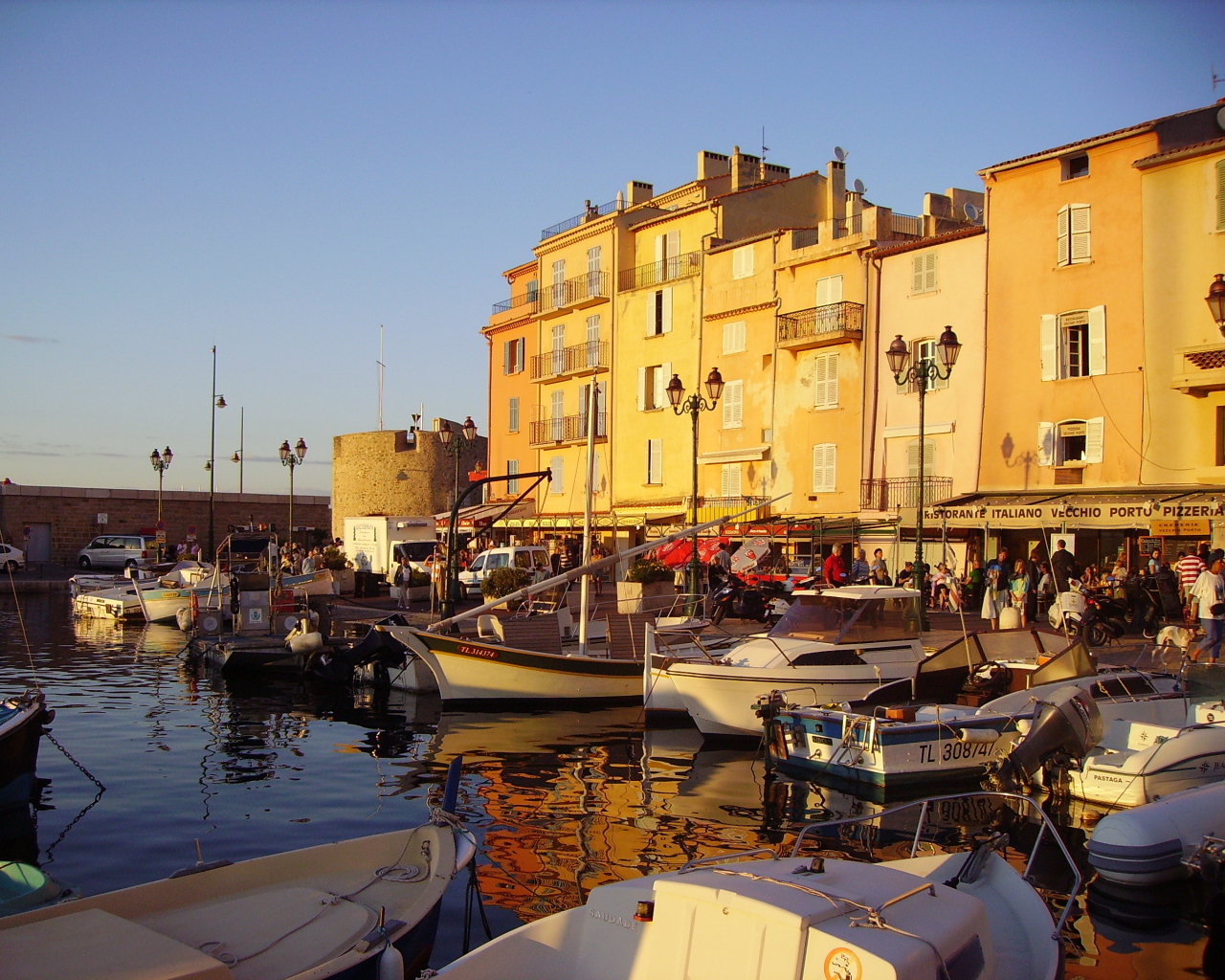 Закат в порту на курорте Сен-Тропе, Франция