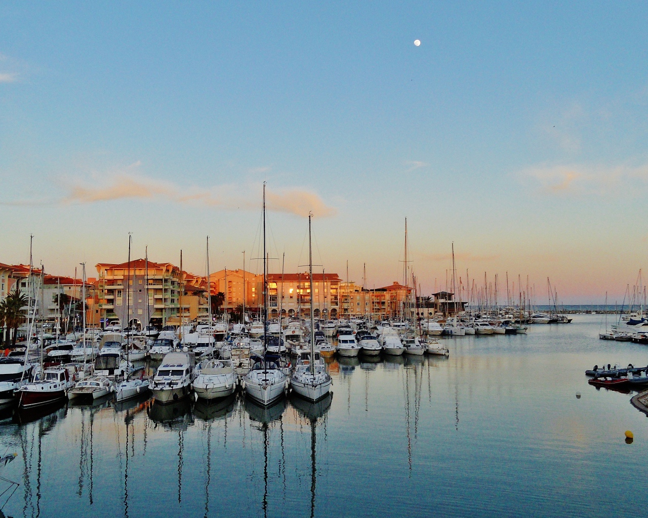 Закат на курорте Порт Де Фрежюс, Франция