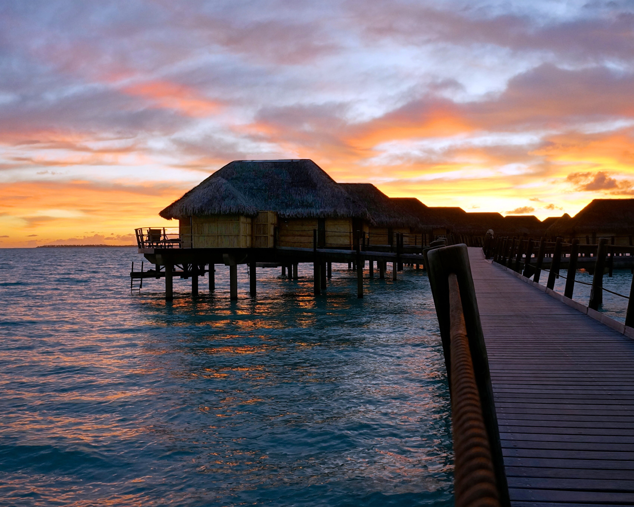 Закат во Французской Полинезии
