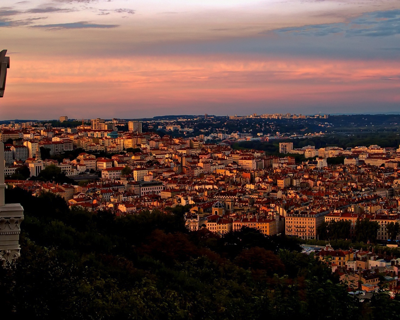 Закат в городе Лион, Франция