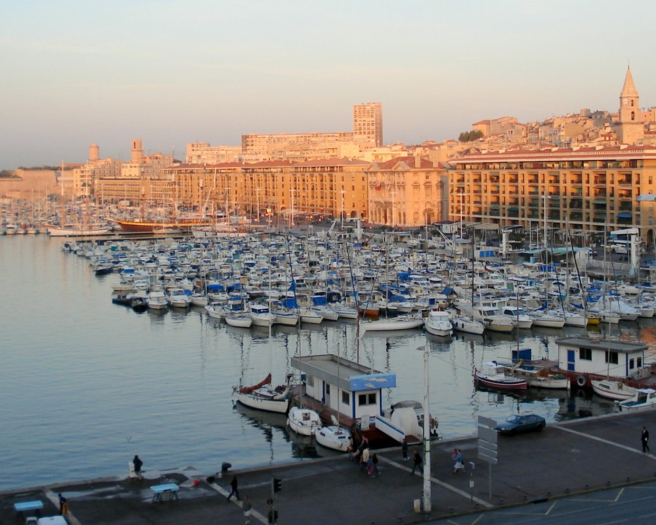 Закат в порту в городе Марсель, Франция