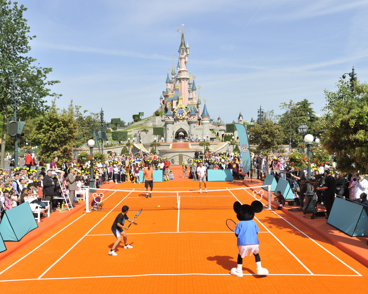 Теннисный корт в Диснейленде, Франция