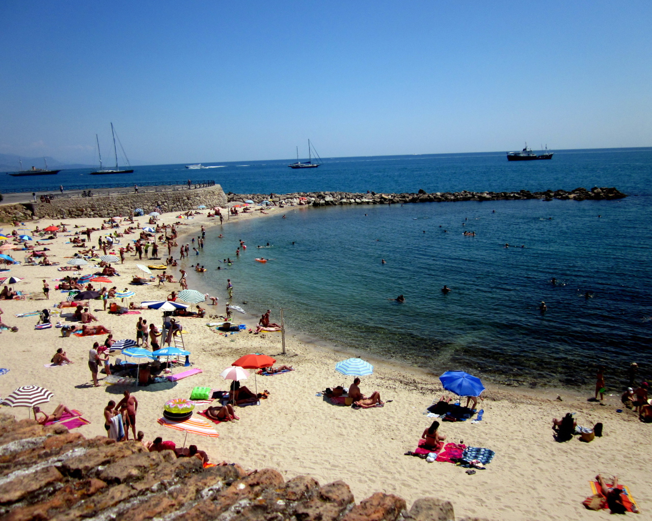 Пляж на курорте Антибы, Франция