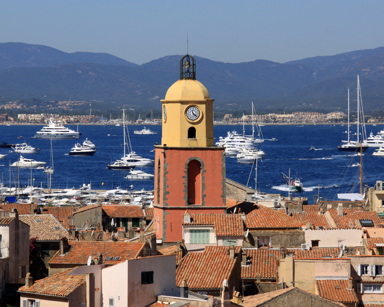 Башня с часами на курорте Сен-Тропе, Франция