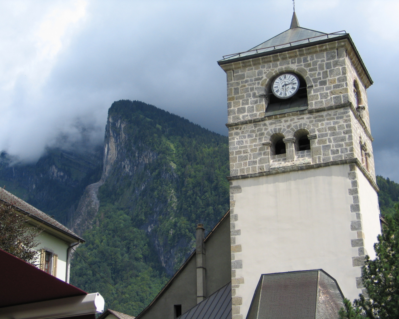 Башня с часами на горнолыжном курорте Самоен, Франция