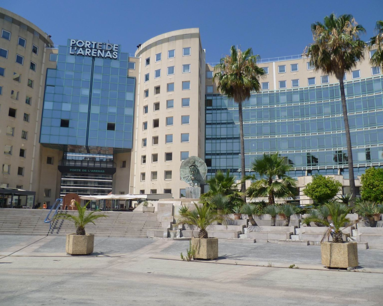 Отель на набережной в городе Ницца, Франция